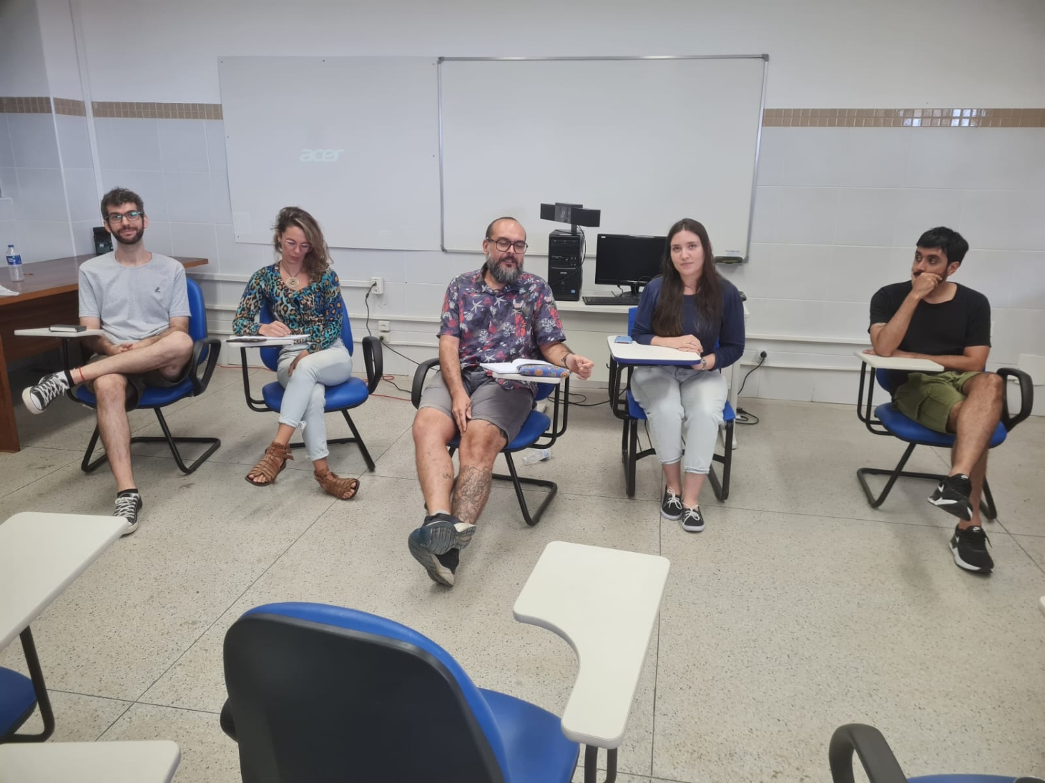 Professor Rodrito Brito em atividade com bolsistas do Move la America